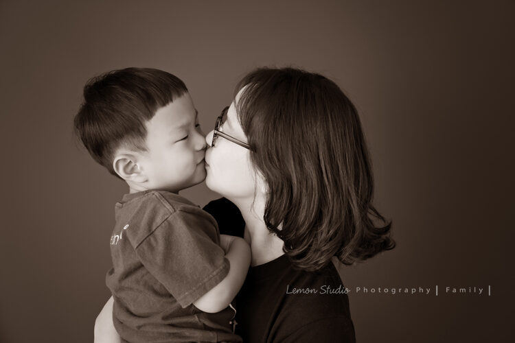 小夏＆小宇一家來拍親子攝影，媽媽親親小宇的一張相片！