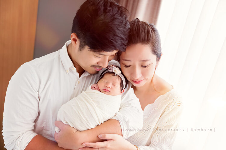 小林＆郭郭一家來拍新生兒攝影，這張是寶寶和爸拔媽麻的合照！
