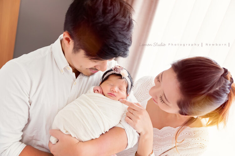 小林＆郭郭一家來拍新生兒攝影，這張媽媽逗寶寶中！