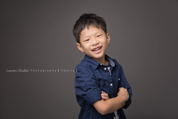 小夏＆小宇一家來拍專業兒童寫真，這張是小夏很有自信的獨照
