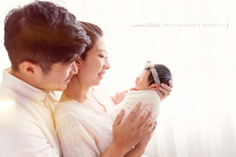 小林＆郭郭一家來拍新生兒寫真，這張爸拔媽麻看著寶寶微笑！