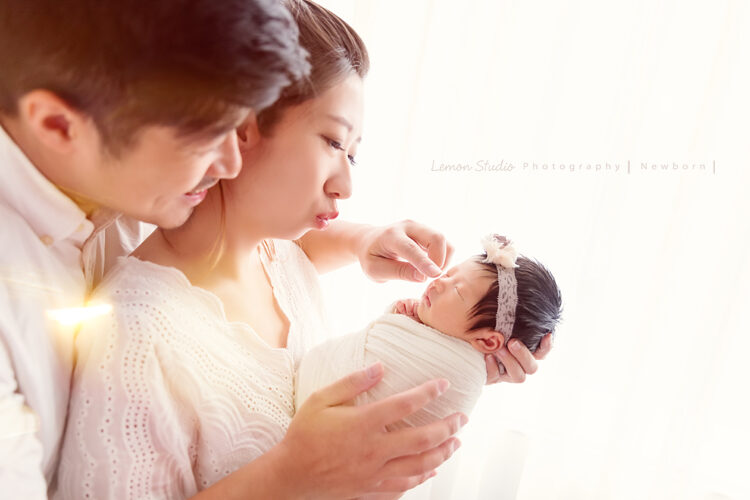 小林＆郭郭一家來拍新生兒寫真，這張相片爸拔媽麻正在跟寶寶玩！