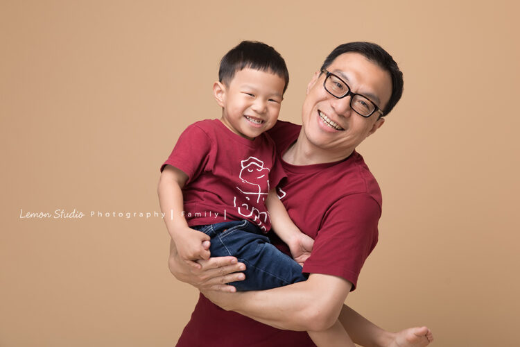 小夏＆小宇一家來拍親子攝影，這張是爸拔和小宇
