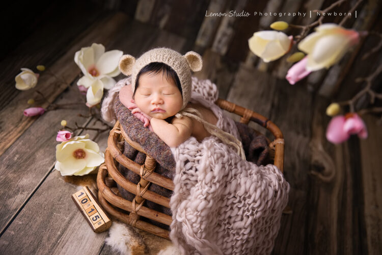 小林＆郭郭的新生兒寶寶來拍彌月相片，這張相片的道具標示出寶寶的生日！