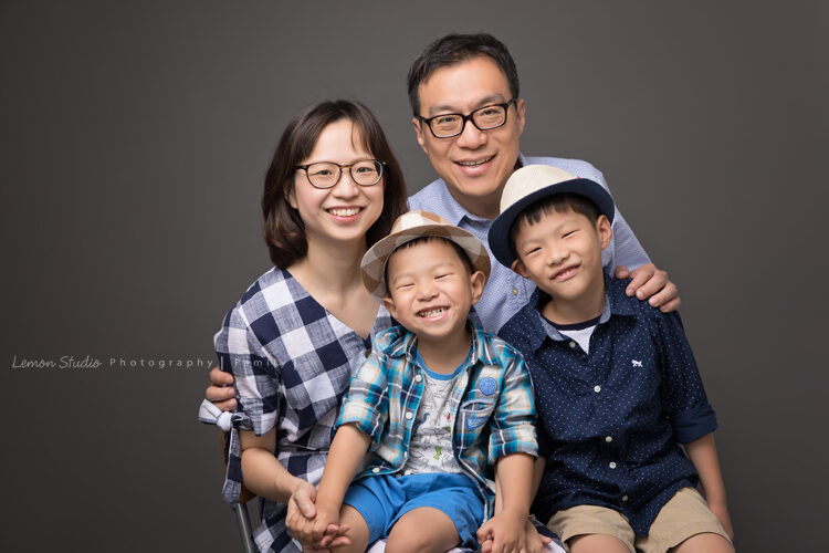 小夏＆小宇一家來拍家庭寫真，這張是兄弟倆和爸拔媽麻溫暖的全家福