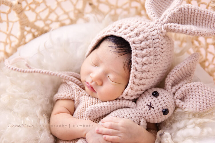 小林＆郭郭的新生兒寶寶來拍彌月相片，這張寶寶抱著兔兔！