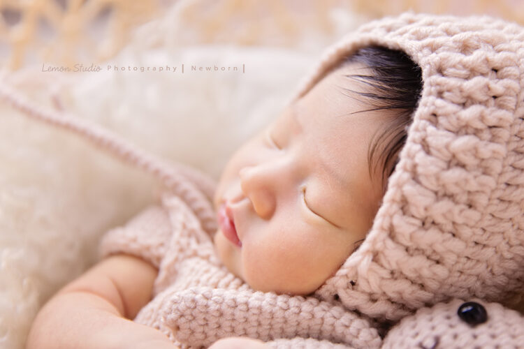 小林＆郭郭一家來拍新生兒寫真，這張是寶寶睡著的特寫！