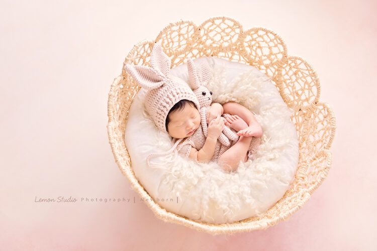 小林＆郭郭一家來拍新生兒寫真，這張寶寶抱著兔兔睡在花籃裡
