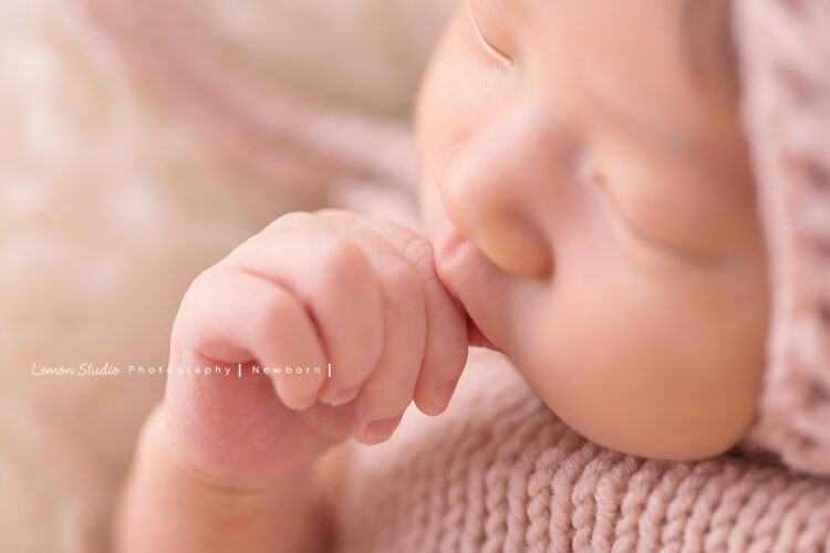 小林＆郭郭一家來拍新生兒寫真，這張小鹿寶寶正在吸小手手