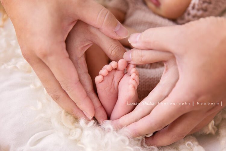 小林＆郭郭一家來拍新生兒寫真，爸拔媽麻的手與我的小腳丫
