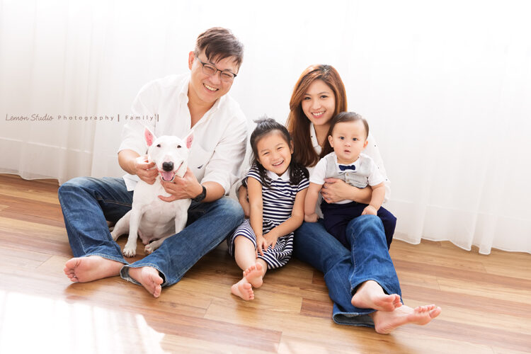 品妤＆靖恩一家來拍兒童寫真及全家福、寵物攝影，這張是一家人和狗狗的全家福