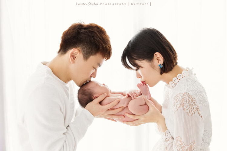 倩兒媽麻一家的新生兒寶寶全家福系列照，這張爸拔媽麻抱著寶寶