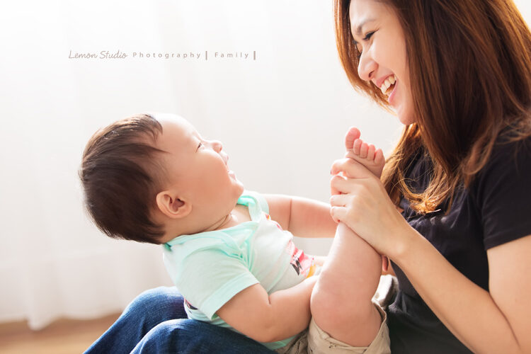 品妤＆靖恩一家來拍寶寶寫真，這張靖恩和媽麻玩得很開心！