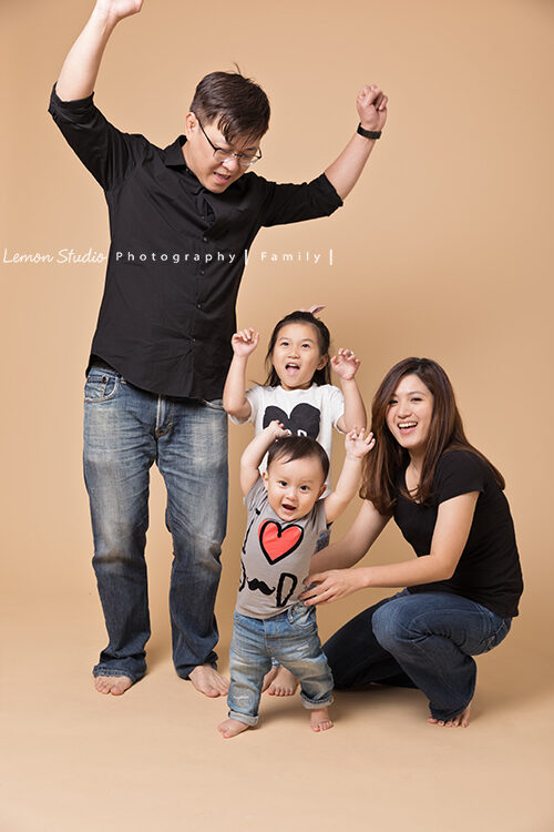品妤＆靖恩一家來拍家庭寫真，這張全家人的互動好有戲！