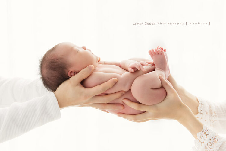 倩兒媽麻一家來拍新生兒寶寶寫真，這張爸拔媽麻的雙手托著寶寶！