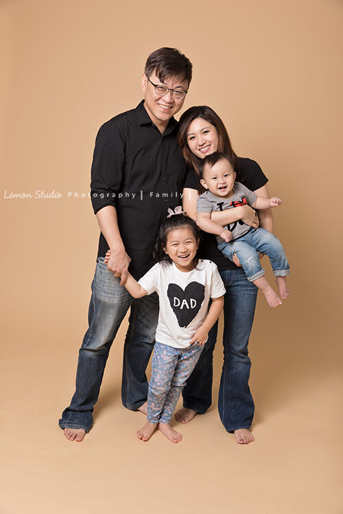 品妤＆靖恩一家來拍全家福，這張是美好的全家福！