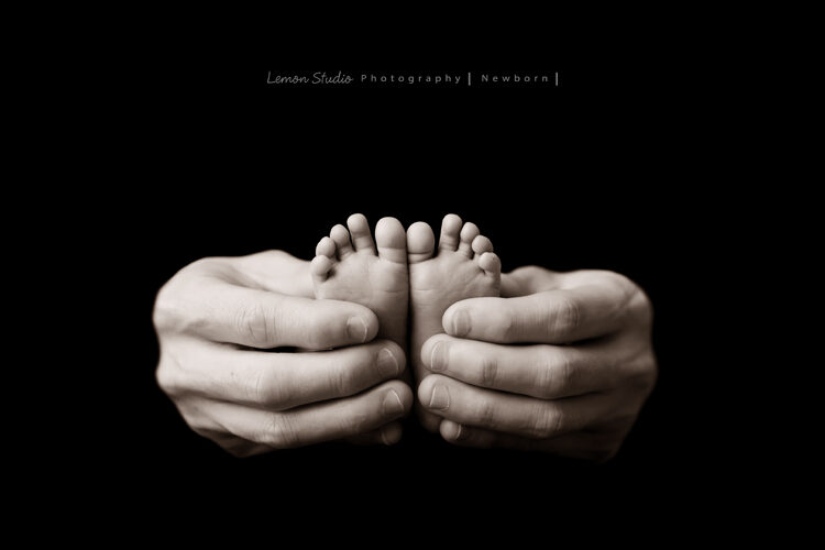 倩兒媽麻一家來拍新生兒寶寶攝影，這張是寶寶的小腳丫