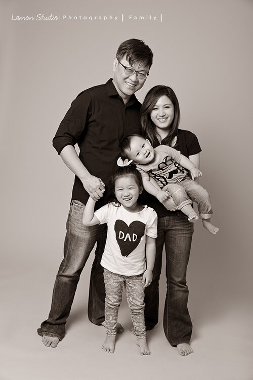 品妤＆靖恩一家來拍兒童寫真及全家福，這張是一家人的黑白全家福