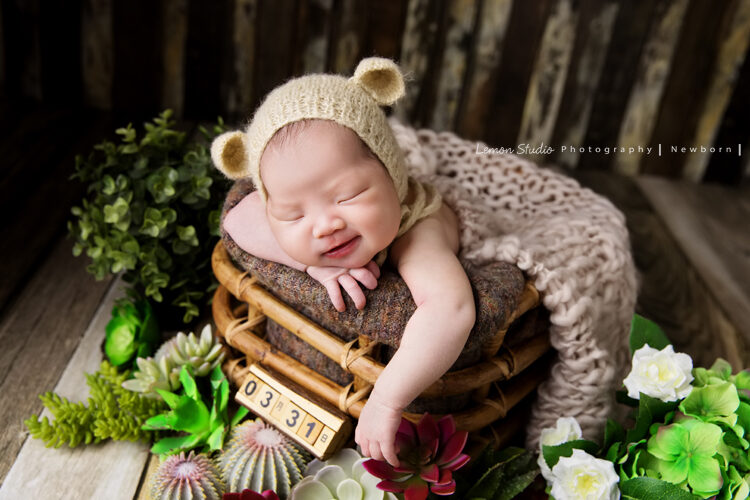 倩兒媽麻的寶寶來拍新生兒寫真，這張熟睡中的寶寶的表情好有戲啊！