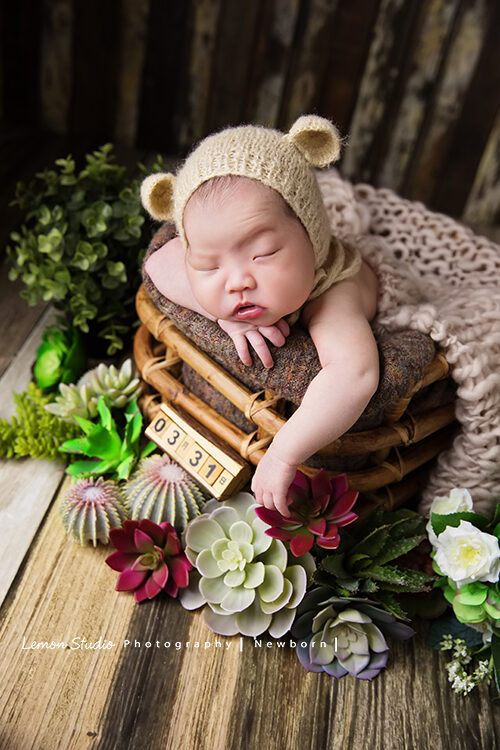 倩兒媽麻的新生兒寶寶來拍彌月相片，這張是寶寶挑眉啊！