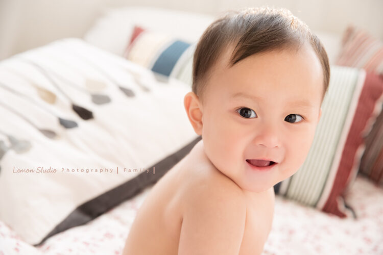 品妤＆靖恩一家來拍家庭寫真及寵物寫真，靖恩這張笑容好療癒！