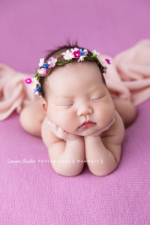 倩兒媽麻的寶寶來拍寶寶照，這張寶寶托拖頭睡！