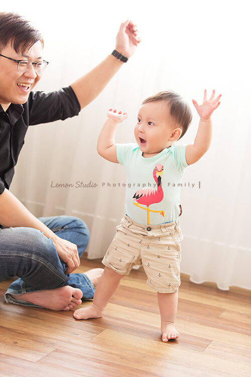 品妤＆靖恩一家來拍專業兒童攝影，這張靖恩和爸拔的互動好有趣