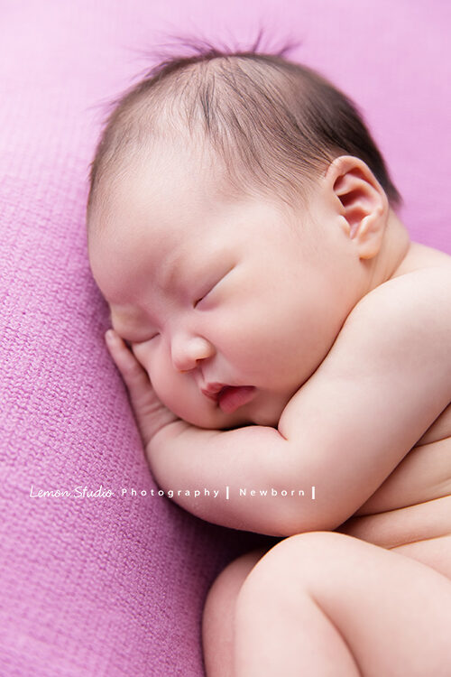 倩兒媽麻的新生兒寶寶來拍新生兒攝影，這張是熟睡中的寶寶！