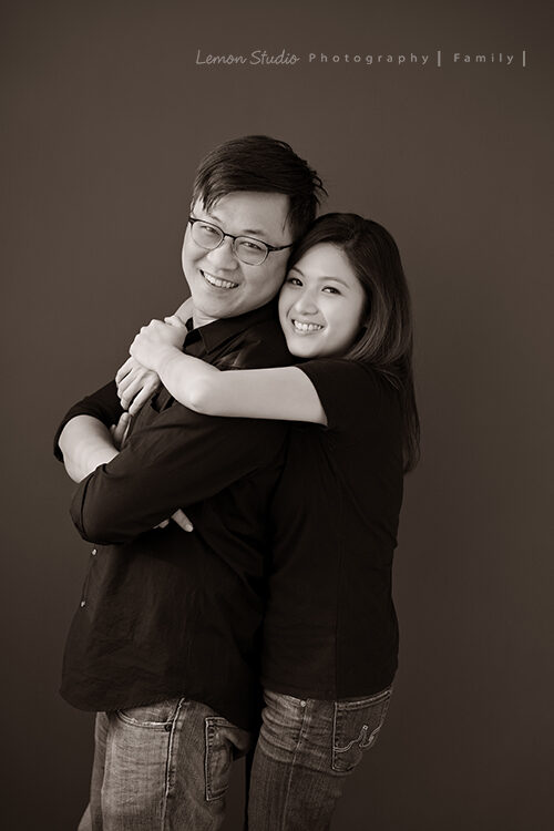 品妤＆靖恩一家的週年紀念照，這張是媽麻抱著爸拔的黑白合照