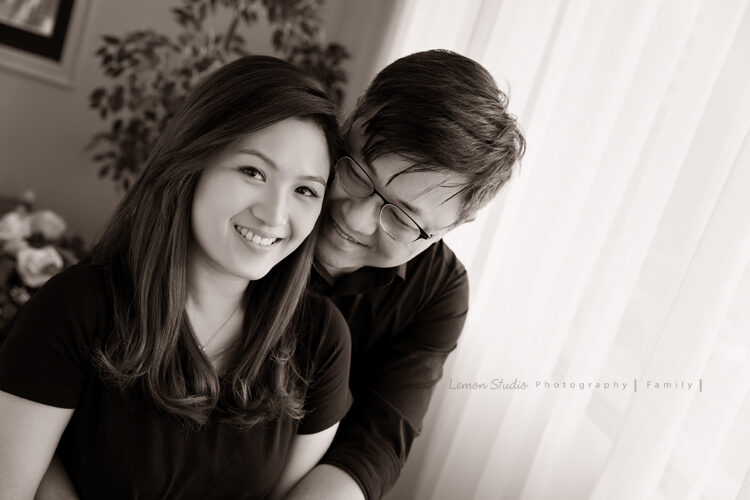 品妤＆靖恩一家的週年照，這張是爸拔媽麻的黑白合照