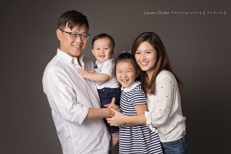 品妤＆靖恩一家來拍家庭寫真，這張是一家人幸福洋溢的全家福！