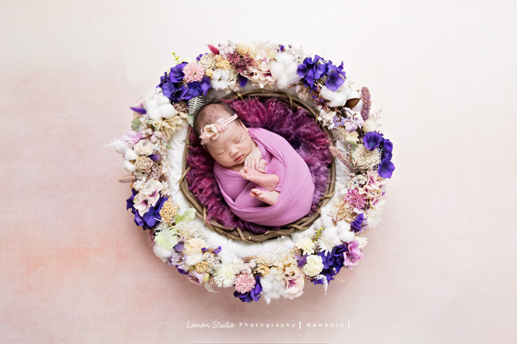 倩兒媽麻的寶寶來拍新生兒寶寶照，這張寶寶睡在花籃裡！