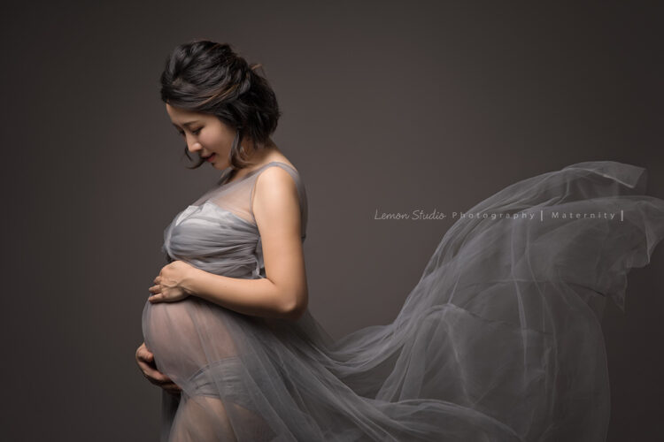 雅慧媽麻一家來拍孕媽媽寫真及家庭攝影，這張雅慧媽麻穿孕媽媽的造型服，好飄逸好美！