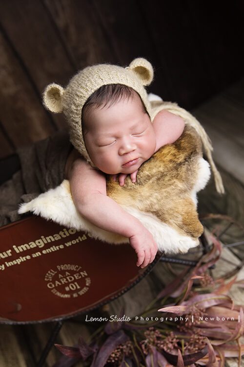 冠伶媽麻一家來拍新生兒寫真照，這張是寶寶的獨照！