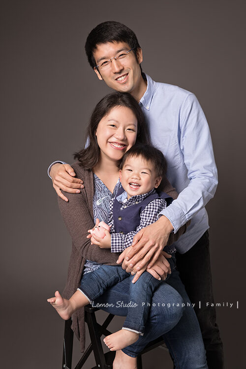 Linden一家來拍專業家庭寫真，這張是一家人非常美好的全家福照！