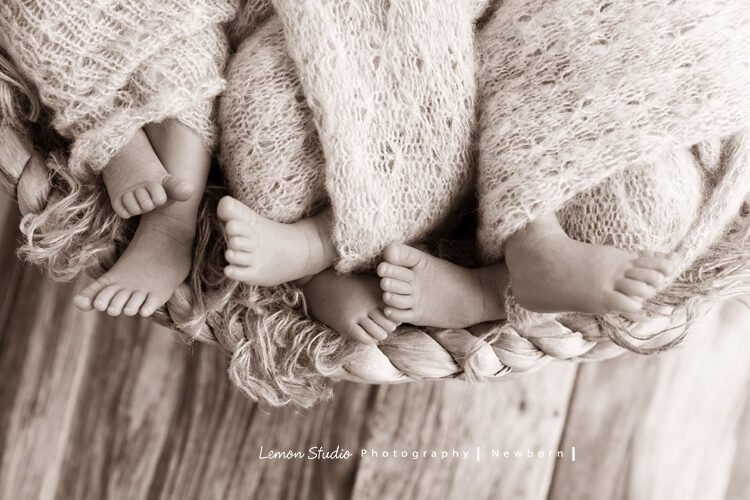 琬珊媽麻的三胞胎來拍新生兒寶寶照，這張是三胞胎的腳丫丫的特寫！