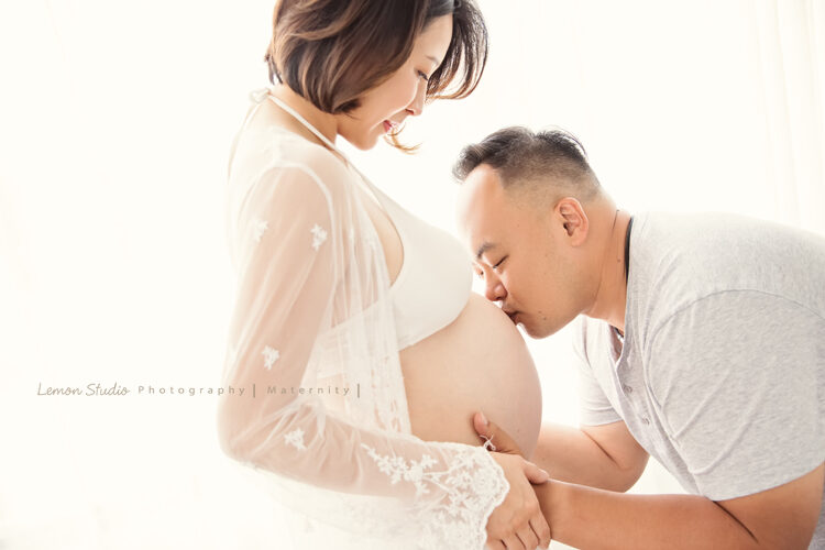 雅慧媽麻來拍孕媽媽攝影，這張爸拔正在親親肚子裡的三寶！