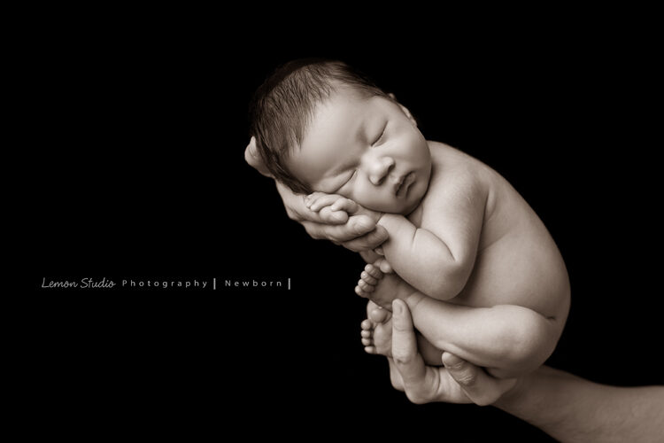 冠伶媽麻一家來拍新生兒寶寶的全家福，爸拔的手托抱著寶寶！