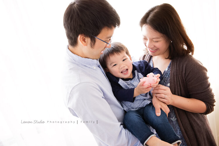 Linden一家來拍專業兒童寫真，這張是Linden與爸拔媽麻的互動！