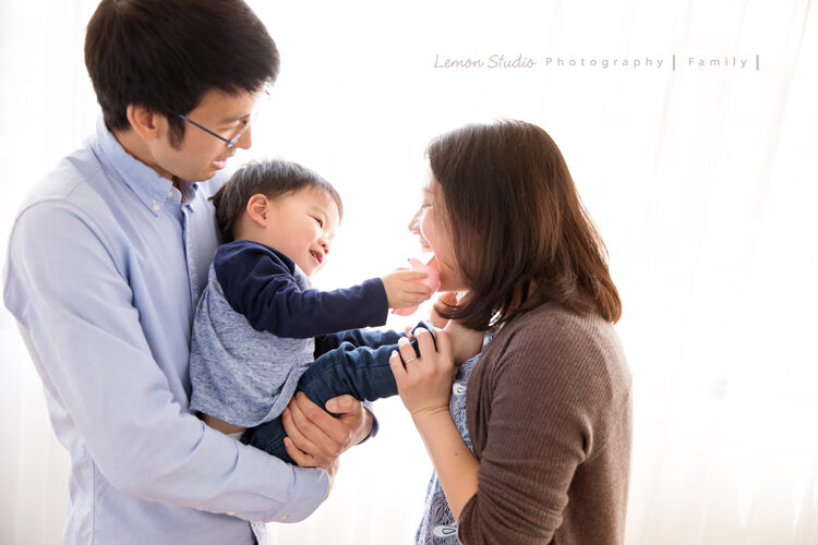Linden一家來拍專業兒童攝影，這張也是Linden與爸拔媽麻的互動！Linden跟媽麻玩得很開心！