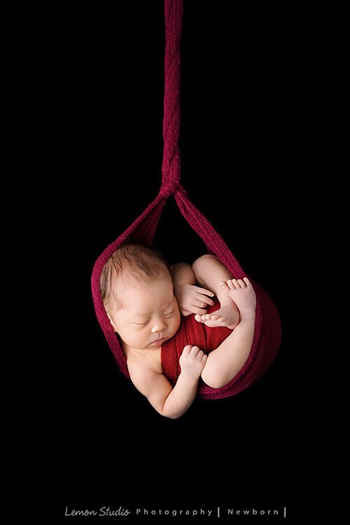 藝庭媽麻一家來拍專業新生兒寫真，這張寶寶掛在布裡，好有藝術氣息的一張相片！