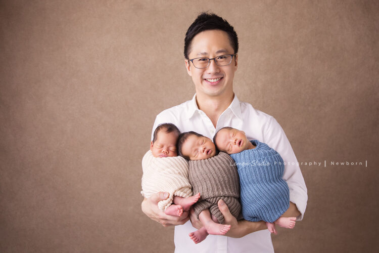 琬珊媽麻的三胞胎來拍家庭寫真，這張爸拔很厲害一次抱三個寶寶！