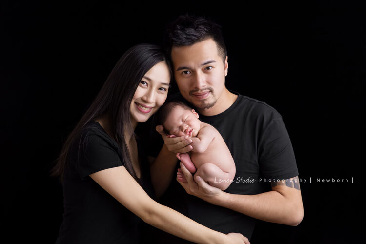 冠伶媽麻一家來拍專業新生兒寫真，寶寶跟爸拔媽麻的美麗全家福