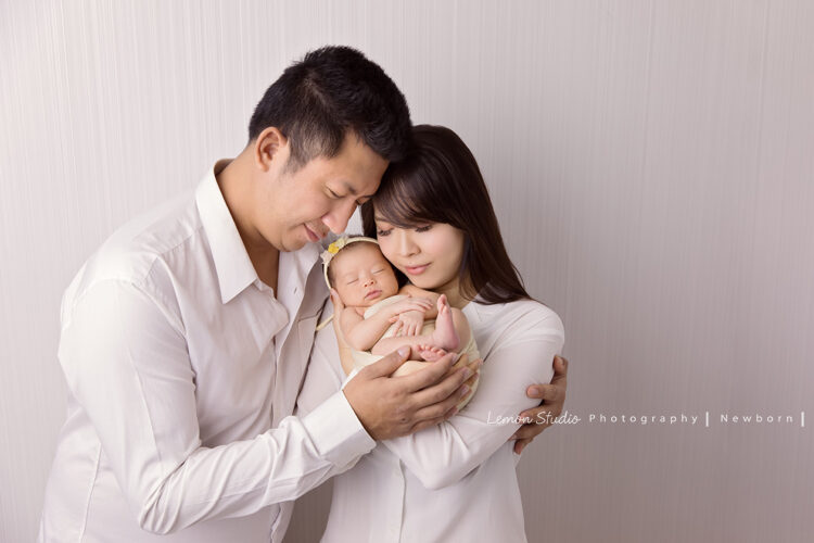 藝庭媽麻一家來拍新生兒寶寶的全家福，這張是寶寶跟爸拔媽麻的合照
