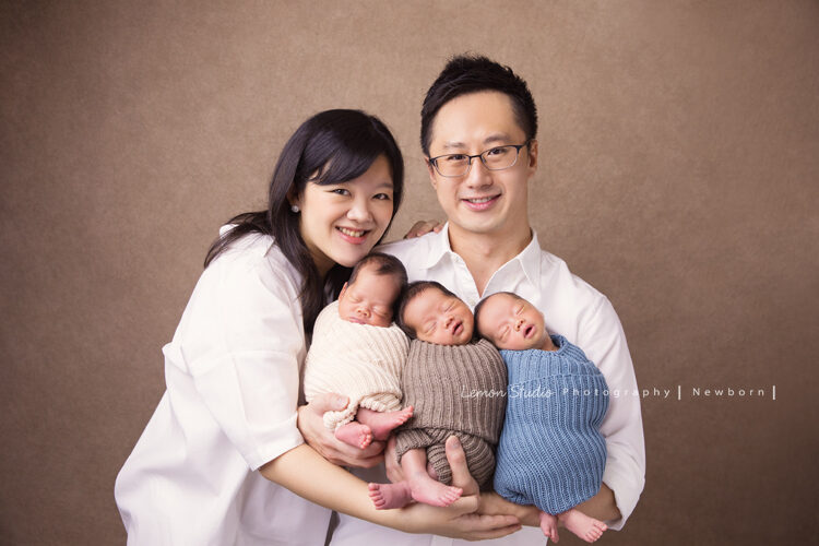 琬珊媽麻的三胞胎來拍專業家庭攝影，這張是三胞胎跟爸拔媽麻的全家福！