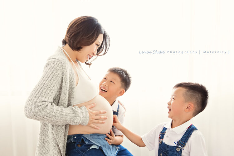 雅慧媽麻一家來拍孕媽媽寫真及家庭攝影，這張哥哥們摸媽麻懷三寶的肚子！