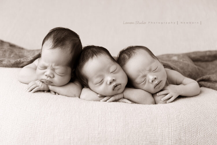琬珊媽麻的三胞胎來拍新生兒攝影，這張是熟睡中的三胞胎，每個寶寶的表情都不一樣，太有戲太可愛了！