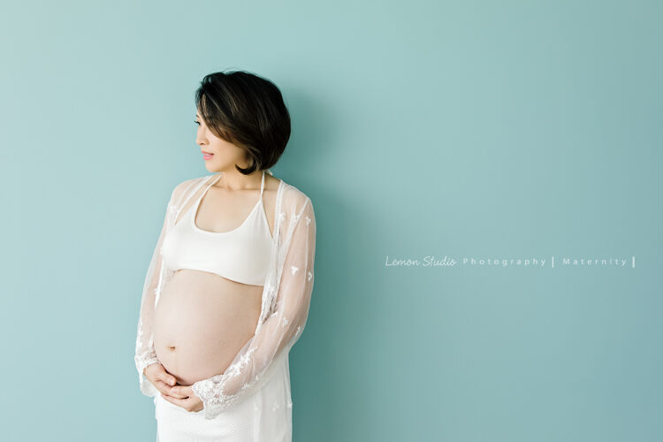 雅慧媽麻懷三寶來拍孕媽媽寫真，這張是雅慧媽麻在藍色背景前的獨照！