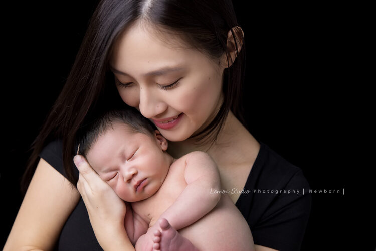 冠伶媽麻一家來拍專業新生兒寫真，這張媽麻抱著寶寶，好幸福的感覺！