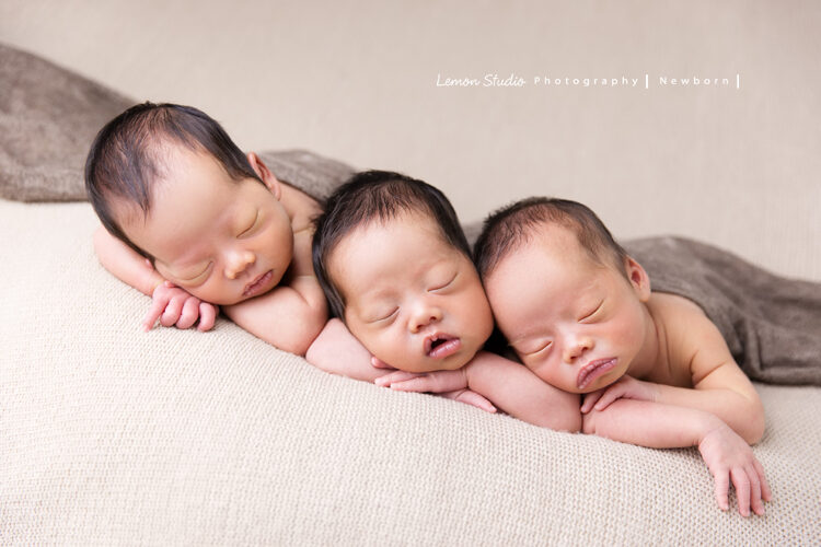 琬珊媽麻的三胞胎來拍新生兒寫真，這張相片裡的三個寶寶進入熟睡狀態！